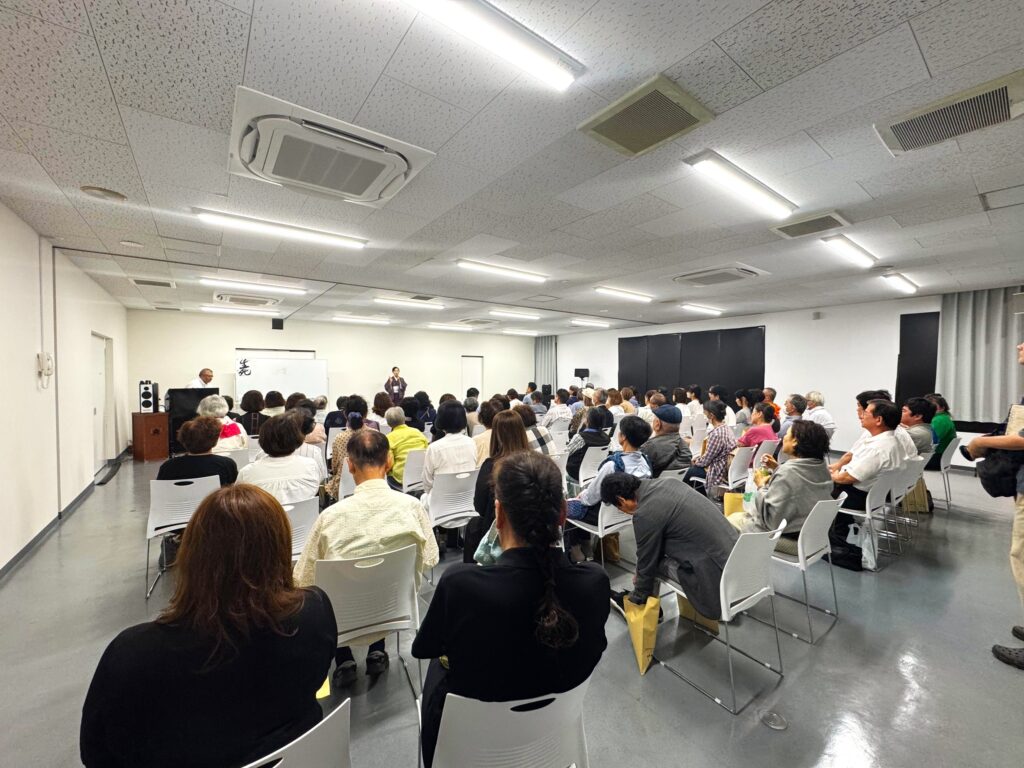 映画「いきたひ」上映会で長谷川ひろ子監督の講演を聞く来場者たち